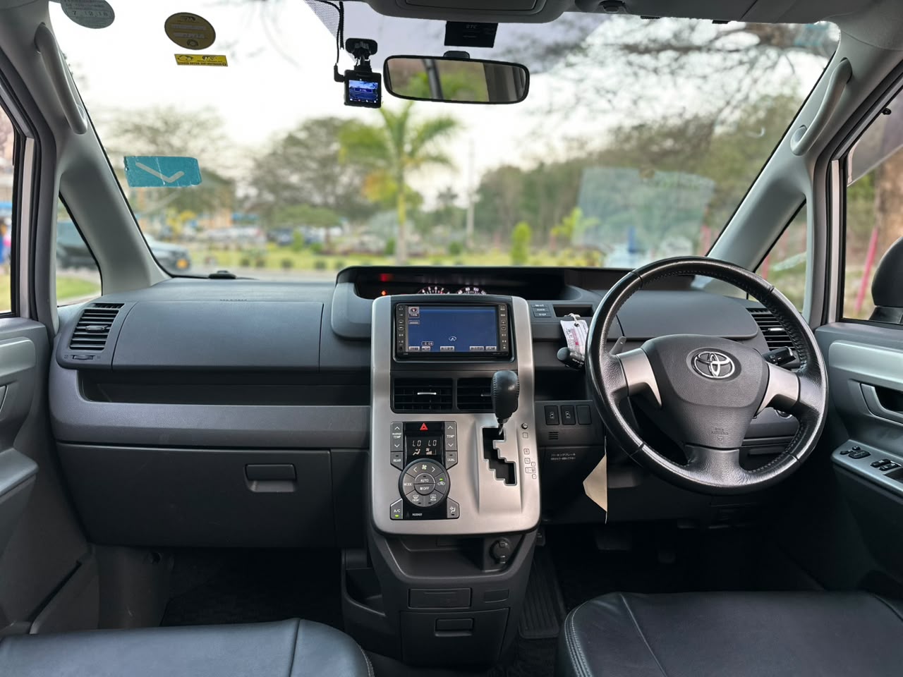 TOYOTA NOAH thumbnail 4